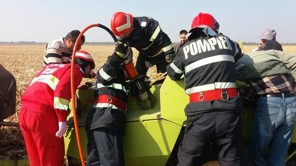 Accident grav în Sălcioara: un bărbat şi-a prins braţul într-o presă de balotat