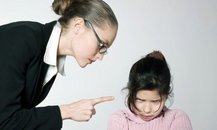 O treime dintre profesorii români agreează violența împotriva copiilor