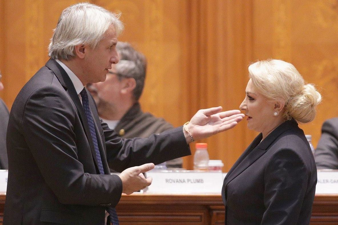 Teodorovici vrea să umple țara de panouri publicitare cu sigla guvernului