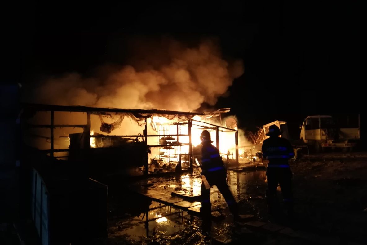 Un bărbat ars într-un incendiu a aşteptat 14 ore să fie transferat la Spitalul de Arşi din Bucureşti dar va ajunge la Galaţi