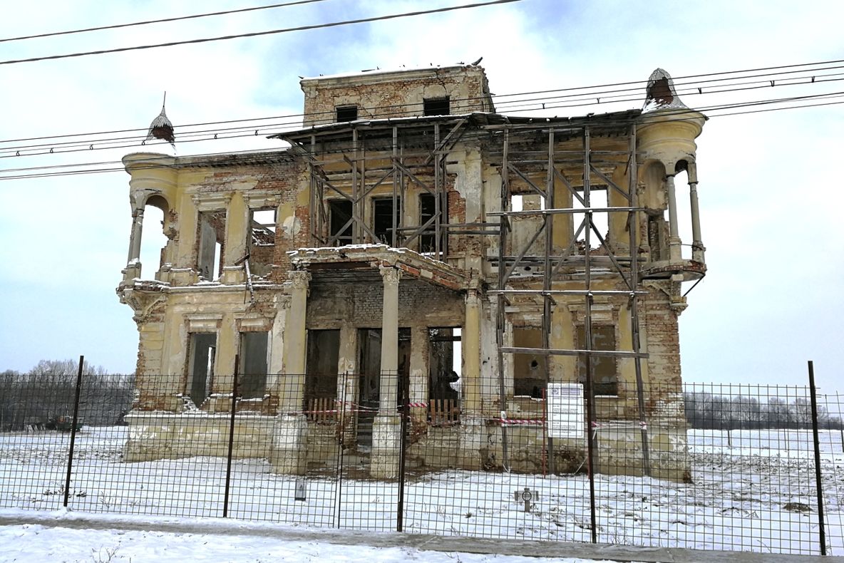 Milioane de euro, fonduri europene, îngropate în reabilitarea ruinelor conacului Bolomey