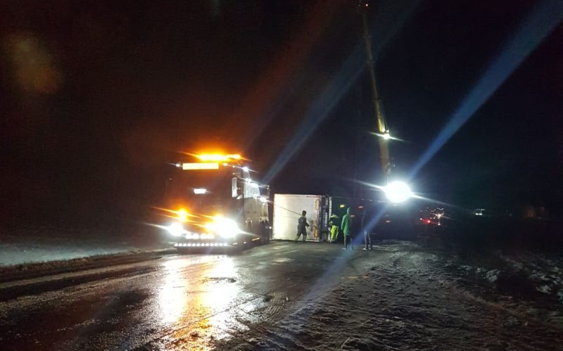 Autocamion încărcat cu polietilenă răsturnat în comuna Ciocârlia