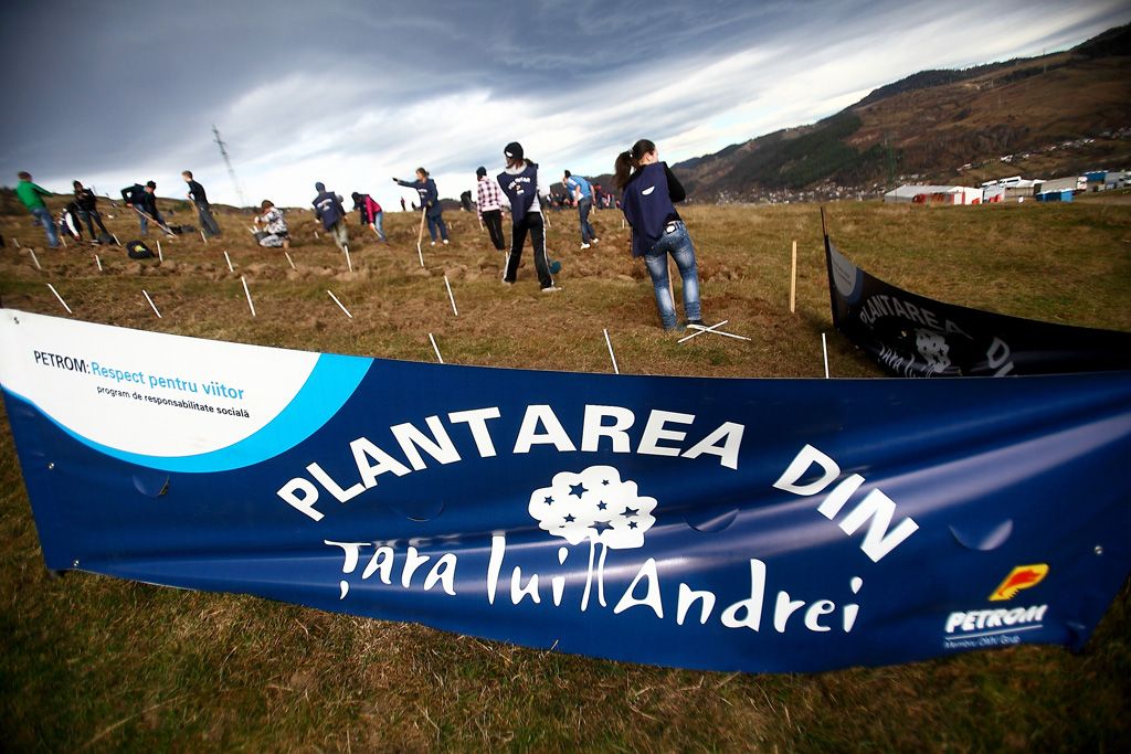 Petrom. Poluezi, prestezi, încasezi!