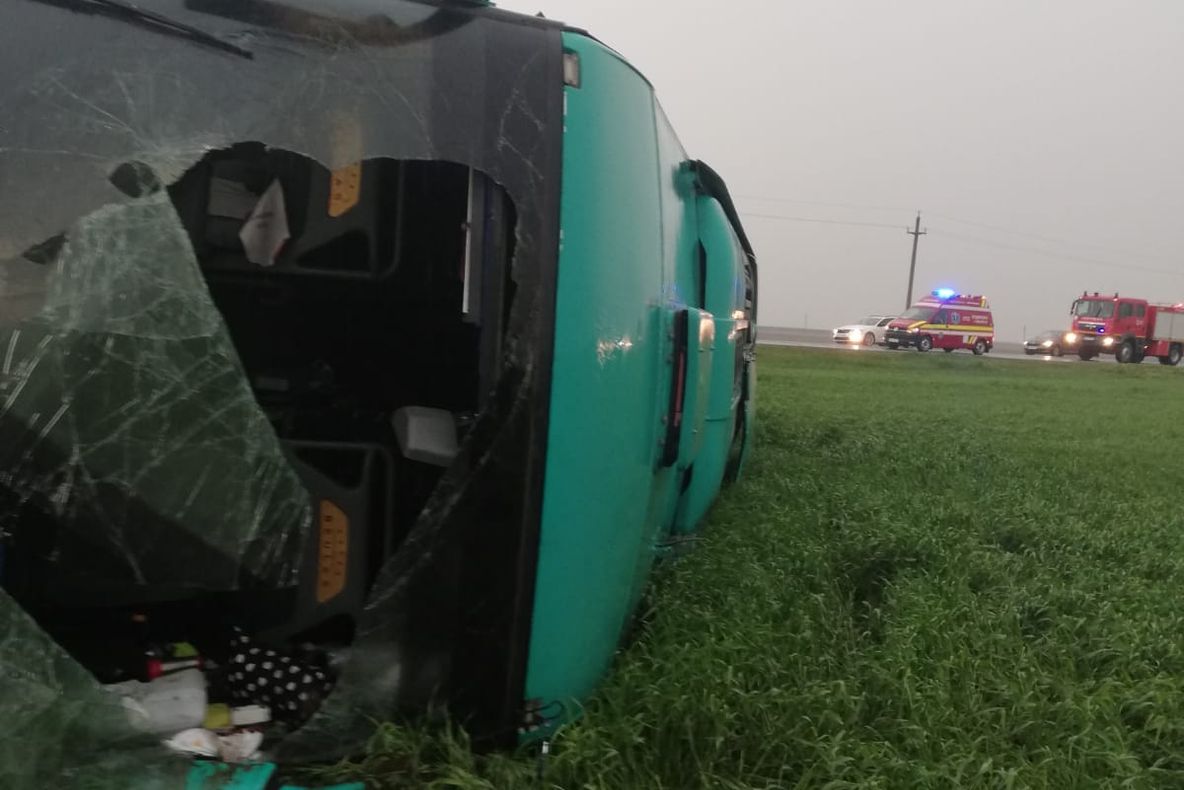 Tornadă la Brâncoveni. Un autocar cu pasageri a aterizat pe câmp!