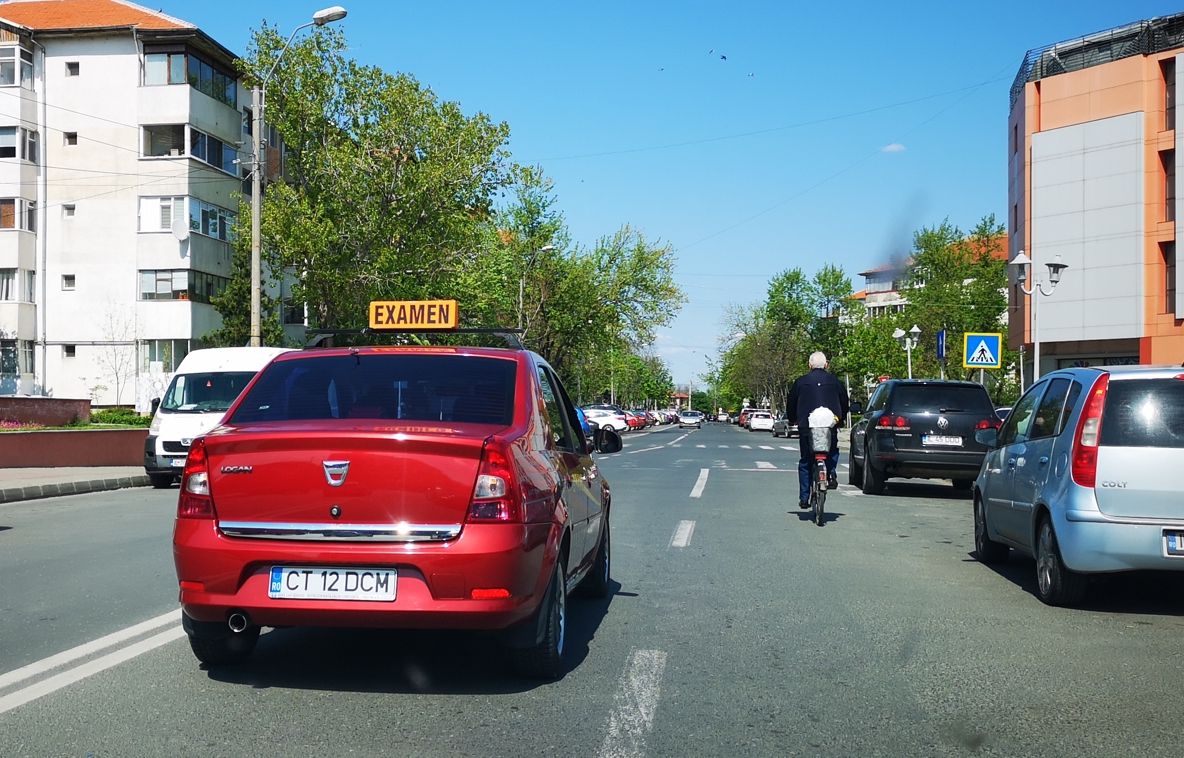 Jumătate dintre candidaţii la examenul pentru permisul auto nu reuşesc să treacă de probe