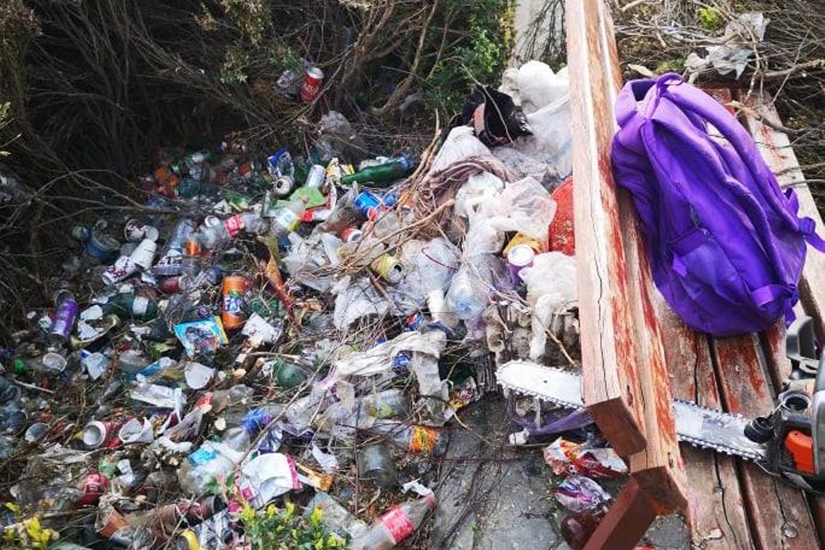 Nesimţire şi lipsă de educaţie: munţi de ambalaje şi gunoaie lângă coşul de gunoi