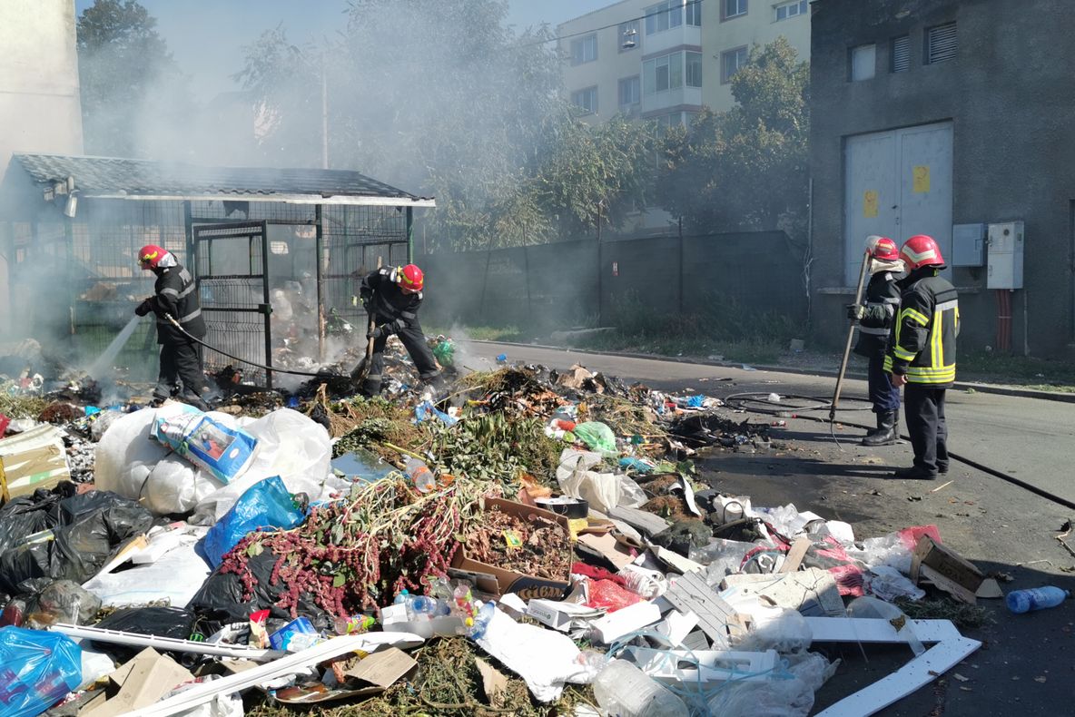 Consecința nesimțirii și nepăsării. Au luat foc gunoaiele pe străzile din Urziceni!