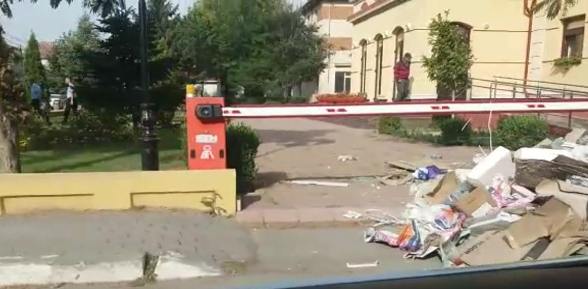 Camion cu moloz, răsturnat de supărare în fața Primăriei Amara