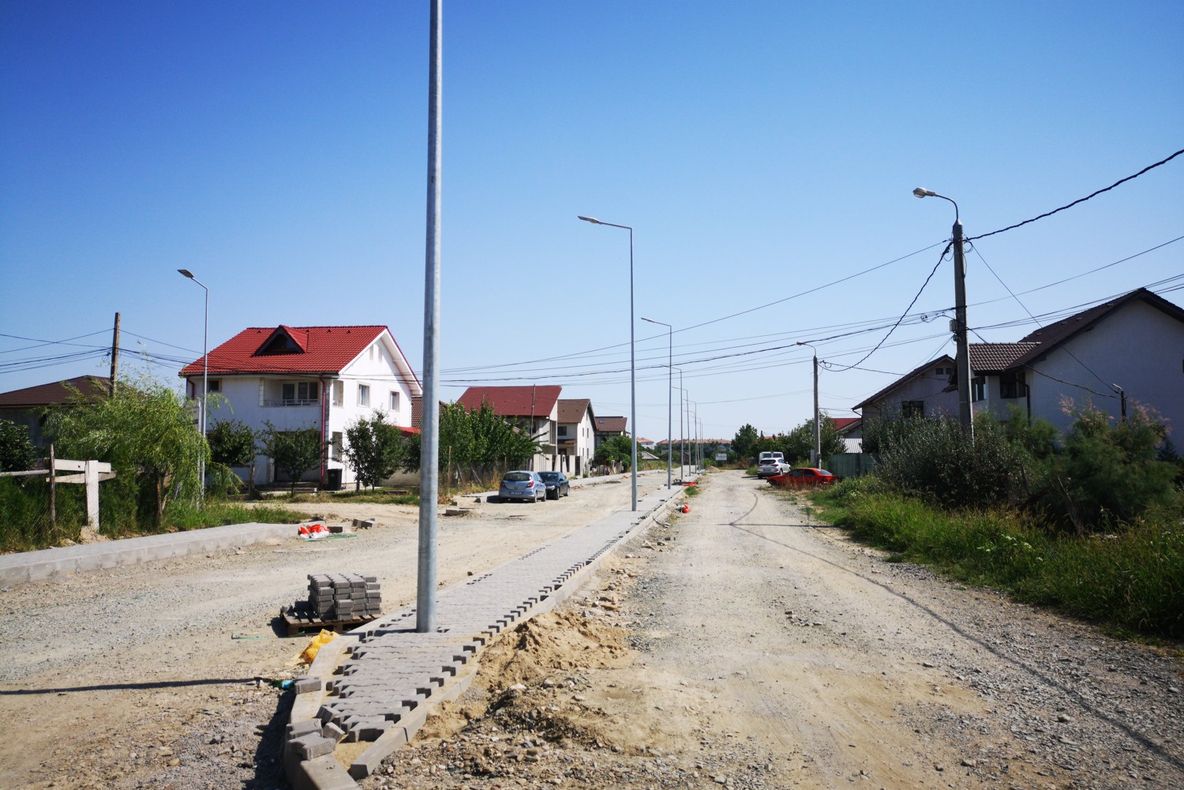 Stâlpi pe mijlocul trotuarului într-un cartier rezidențial din Slobozia