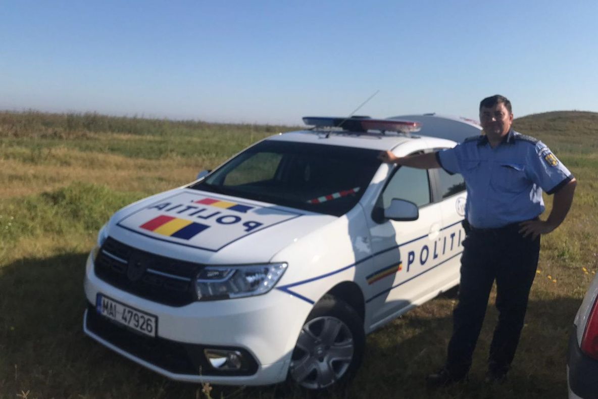 Polițist lăudat după ce a salvat dintr-un incendiu o femeie și pe fiul acesteia