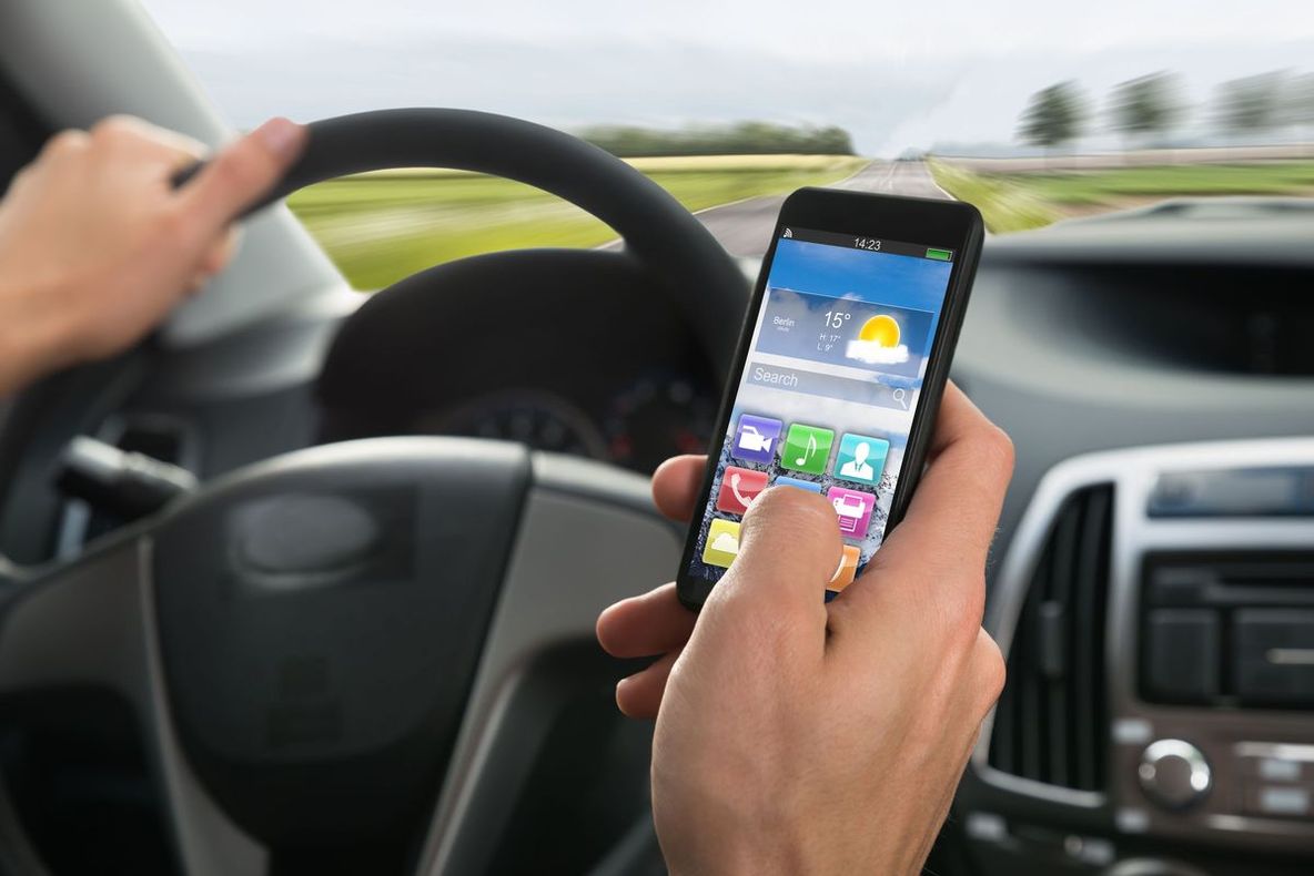 Modificările Codului Rutier intră în vigoare azi. Amenzi drastice pentru folosirea telefonului de către șoferi