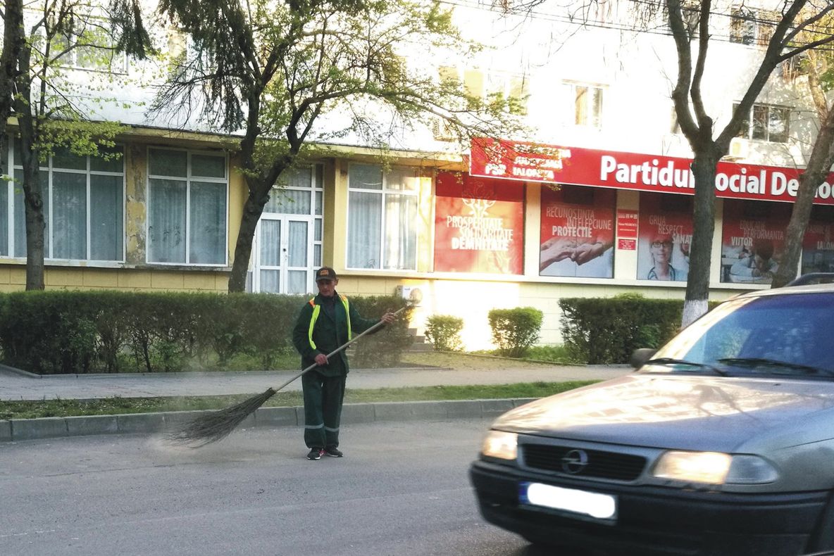 Recordul mondial la măturat viteză a fost doborât la Slobozia. Un măturător Polaris mătură 16,6 metri pătrați pe minut!