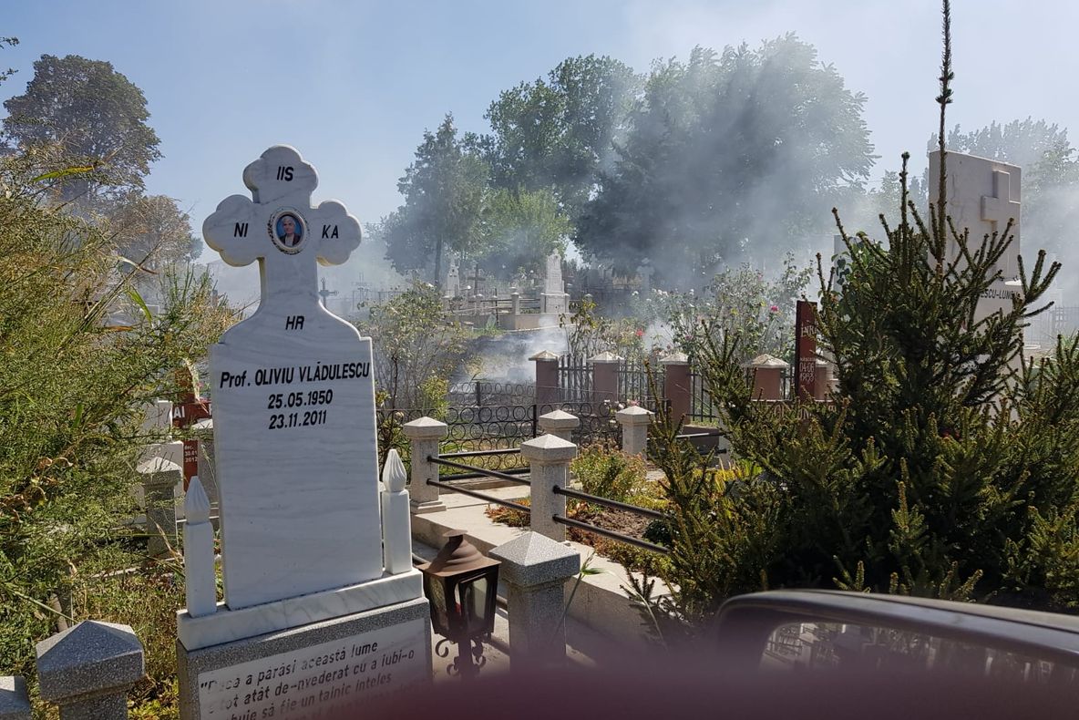 Cimitirul din Slobozia, sufocat de gunoaie
