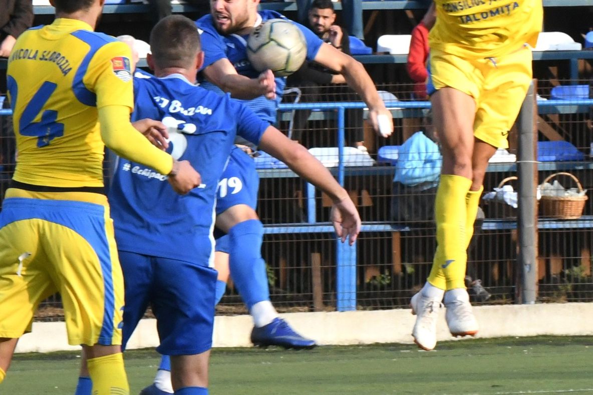 Unirea Slobozia a câștigat un meci dificil pe un teren sintetic imposibil