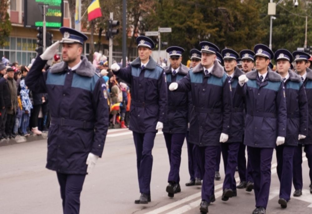 Politistii ialomiteni au defilat de 1 Decembrie