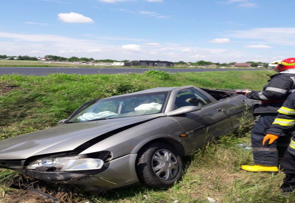 Doi răniți, după ce mașina în care se aflau s-a răsturnat