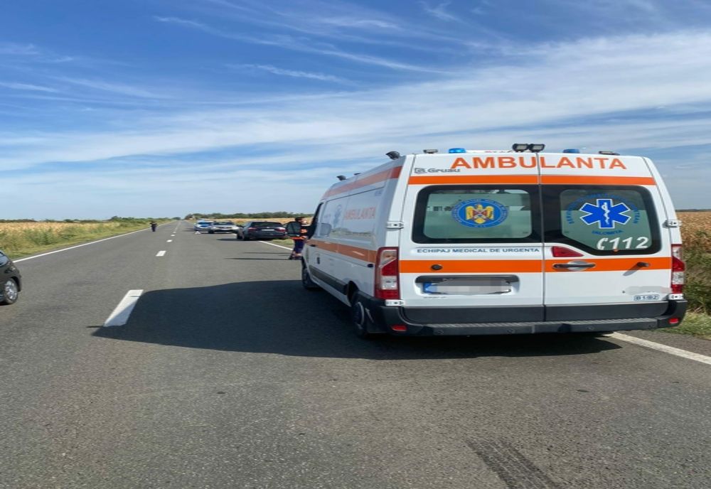 Ambulanță în misiune, implicată  într-un accident rutier. Două  persoane  rănite