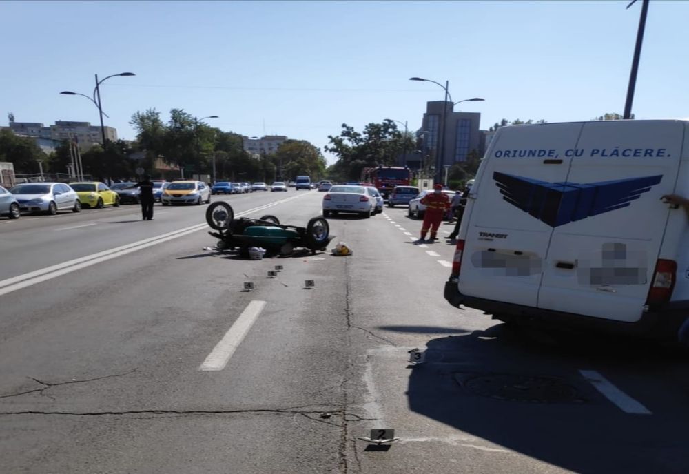 Motociclist de 72 de ani rănit după ce a intrat într-o mașină