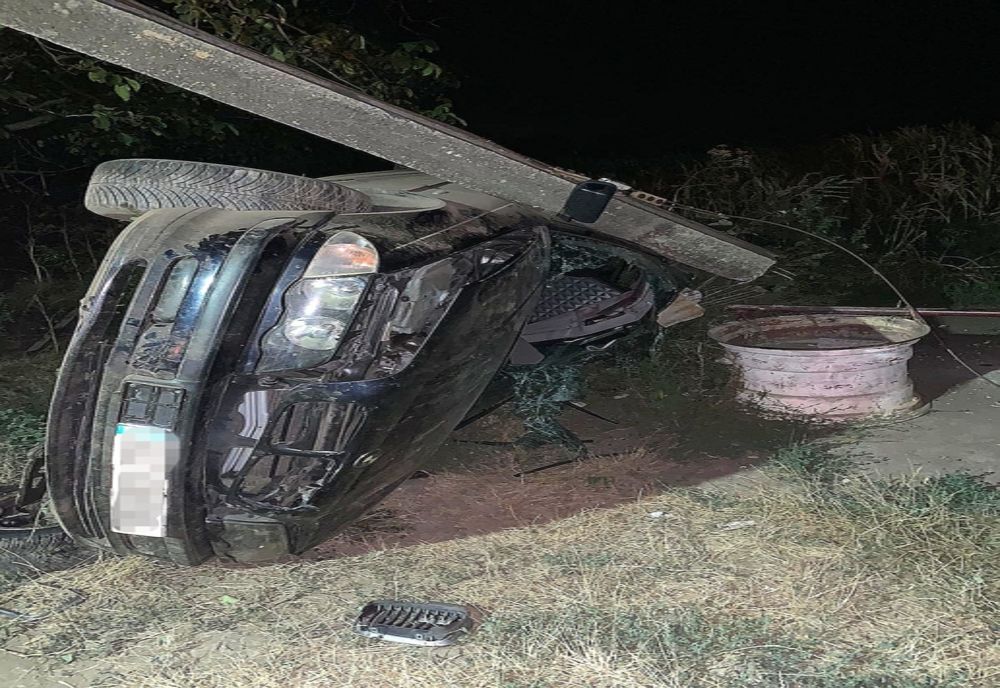 S-a răsturnat cu mașina și a lovit un stâlp Două persoane rănite