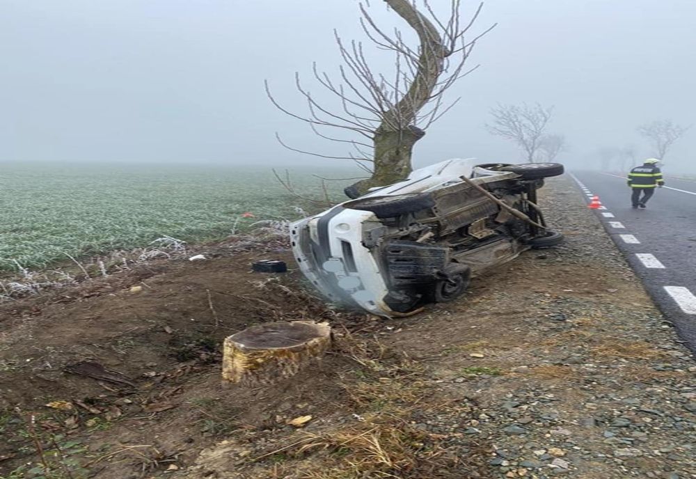 FOTO| Accident spectaculos în Ialomița. Un șofer a scăpat ca prin minune după ce s-a răsturnat cu mașina