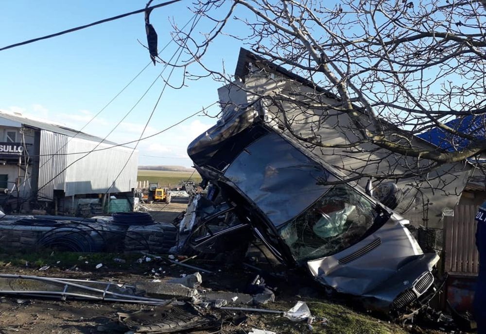 FOTO Accident teribil, un mort și doi răniți din cauza vitezei