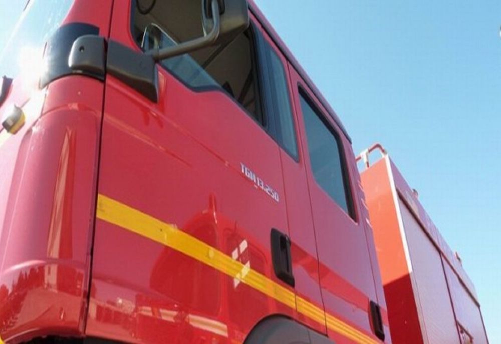 Incendiu casă în Săveni. Intervin pompierii