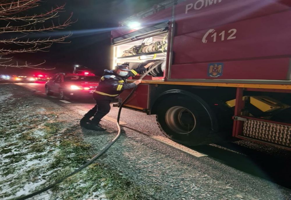 FOTO| Incendiu în Perieți. O femeie transportată la spital