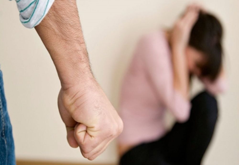 Evacuat din locuință și dosar penal după ce și-a bătut soția