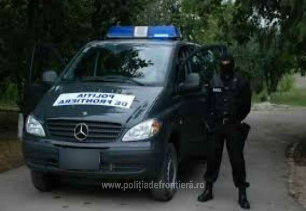 VIDEO Percheziție în Ialomița. Zeci de borcane cu icre, unelte de pescuit şi motorină descoperite de poliţiştii de frontieră