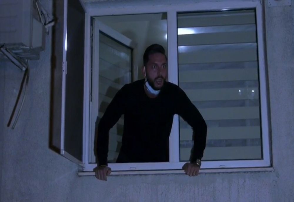 VIDEO Șocant! Tânăr huiduit de protestatari după ce le-a spus că tocmai i-a murit tatăl de Covid