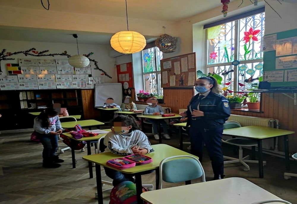 Activităţi preventive pentru siguranţa elevilor: Delincvenţa juvenilă, tema dezbaterii din comuna Sinești