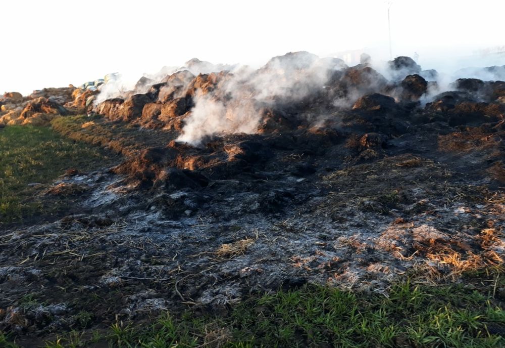 FOTO| Incendiul din Axintele nu a fost încă stins