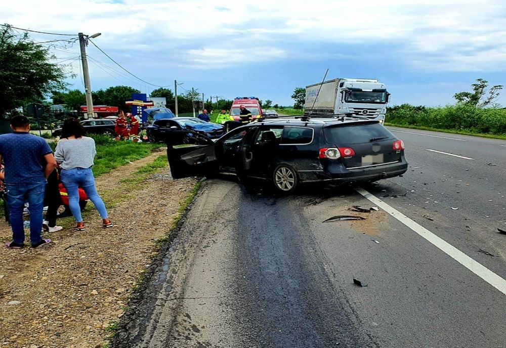 Impact violent pe DN2, trei persoane rănite