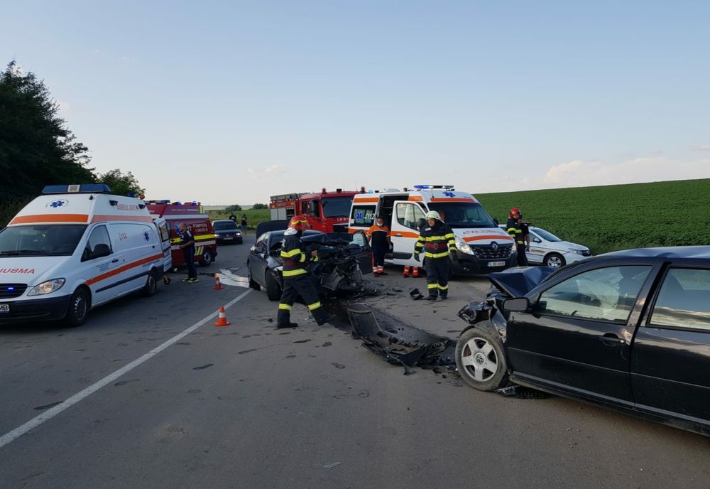 FOTO Impact frontal între două autoturisme. Cinci victime