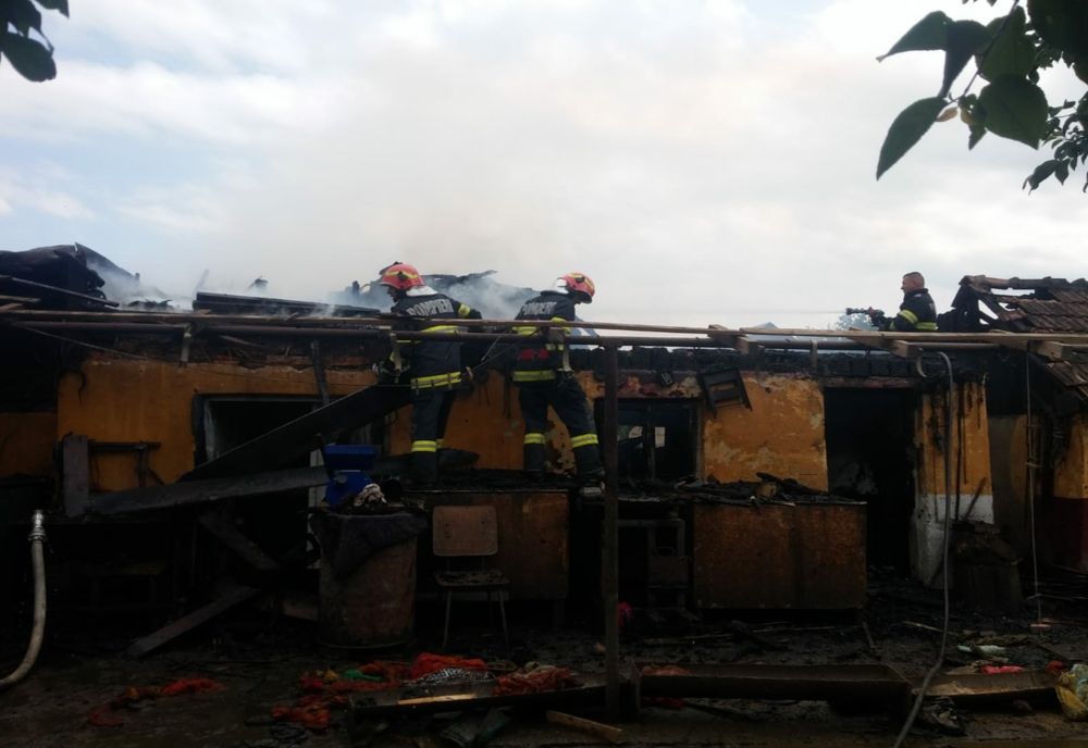 FOTO Incendiu violent în Moldoveni. Proprietarul a suferit un atac de panică