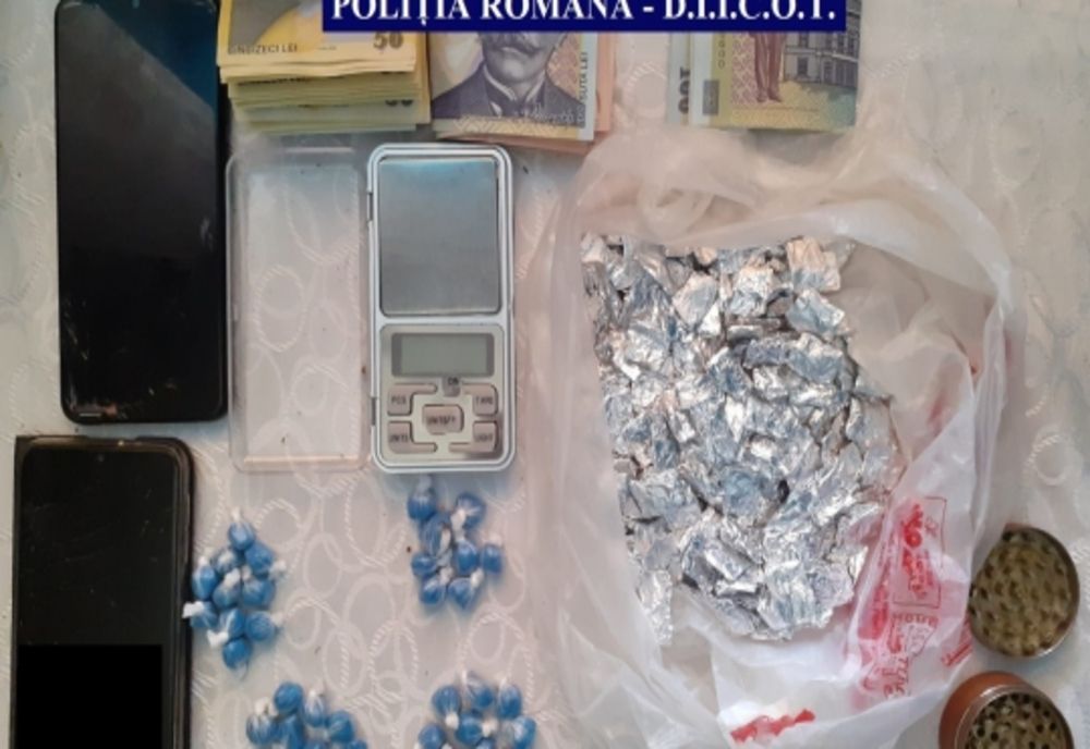 Percheziții într-un dosar de droguri. Trei persoane reținute