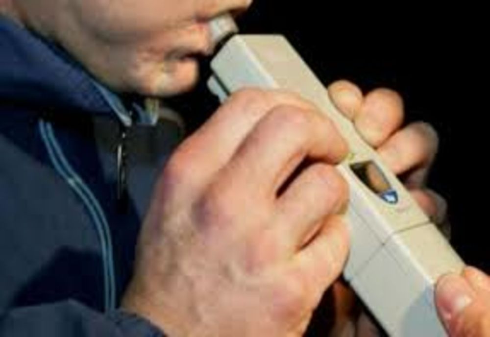  Prins la băut la volanul unei autoutilitare 