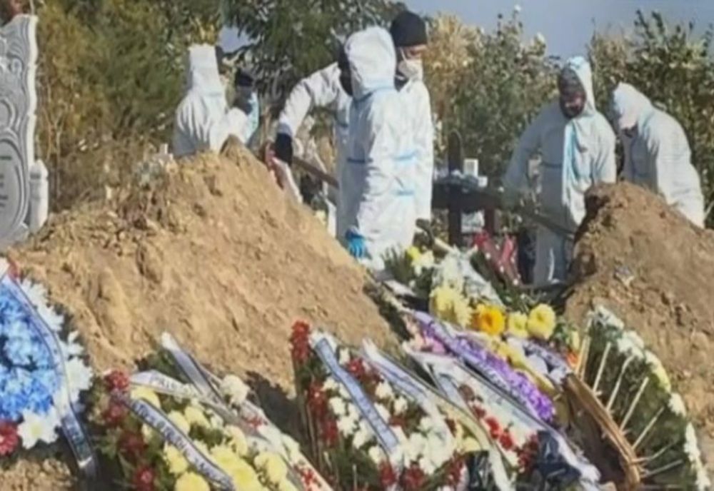 Imaginile dezastrului Covid: groparii nu mai fac față, se fac gropi cu excavatorul