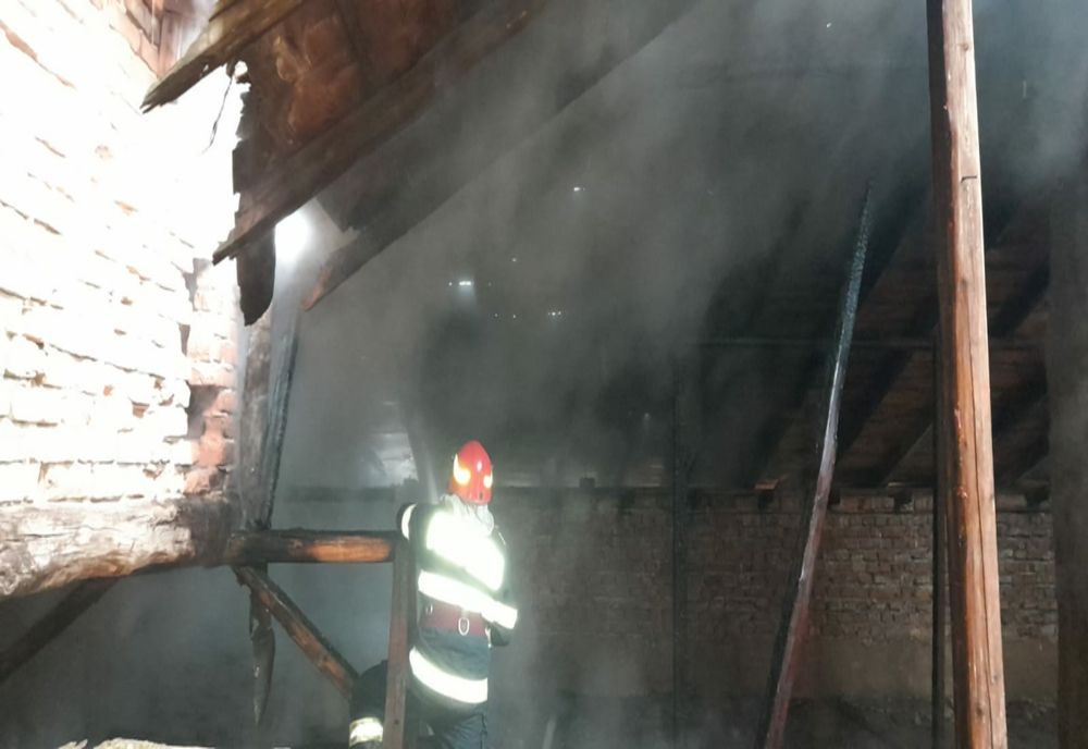 Pompierii solicitați să intervină pentru stingerea a cinci incendii