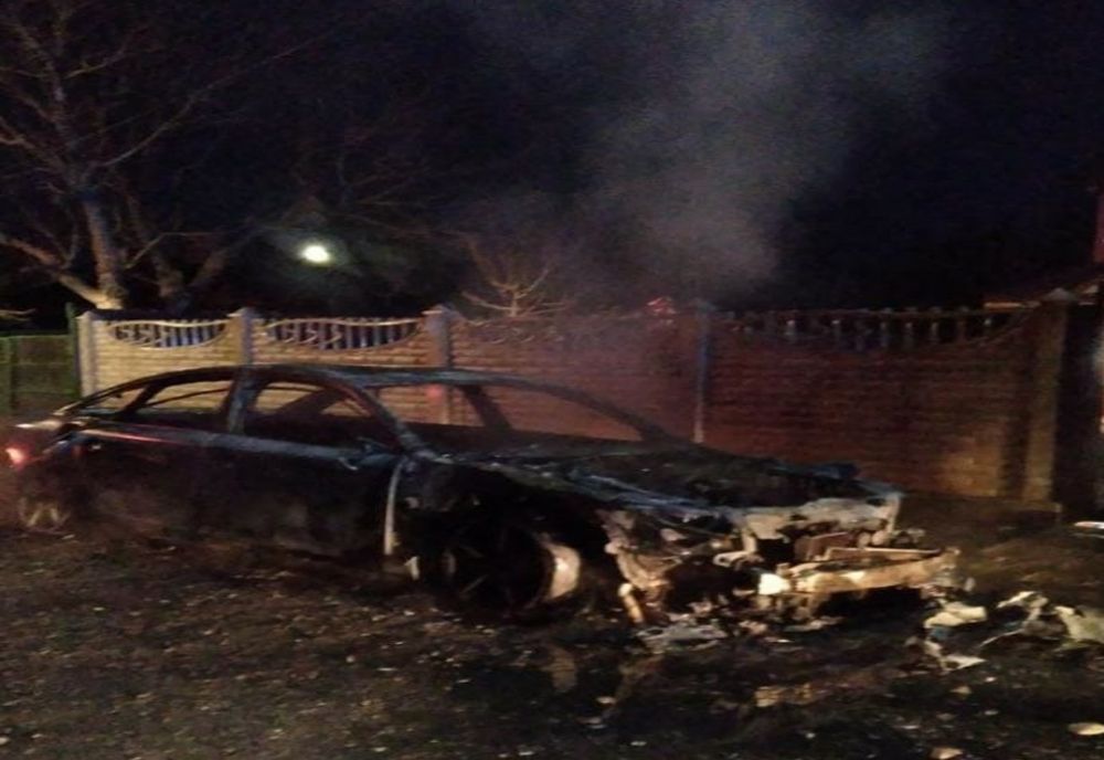 Mașină făcută scrum. De la ce au pornit flăcările