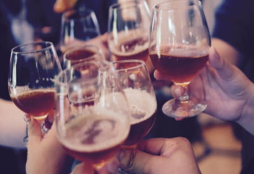 Polițiștii musafiri nepoftiți la o petrecere. S-a lăsat cu amenzi usturătoare   