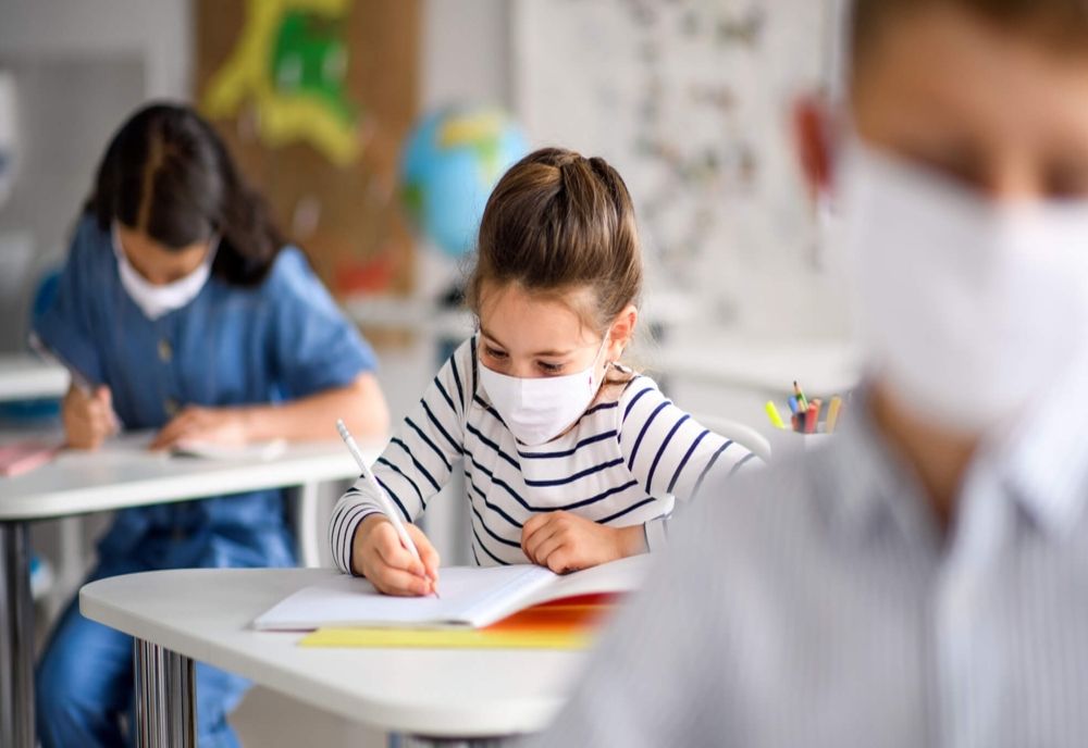 Câți elevi și profesori au fost infectați cu Covid. Anunțul ministrului Cîmpeanu