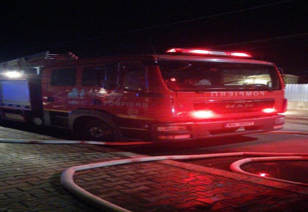 Incendiu violent la Fetești din cauza fumatului. O tonă de lemne s-a făcut scrum