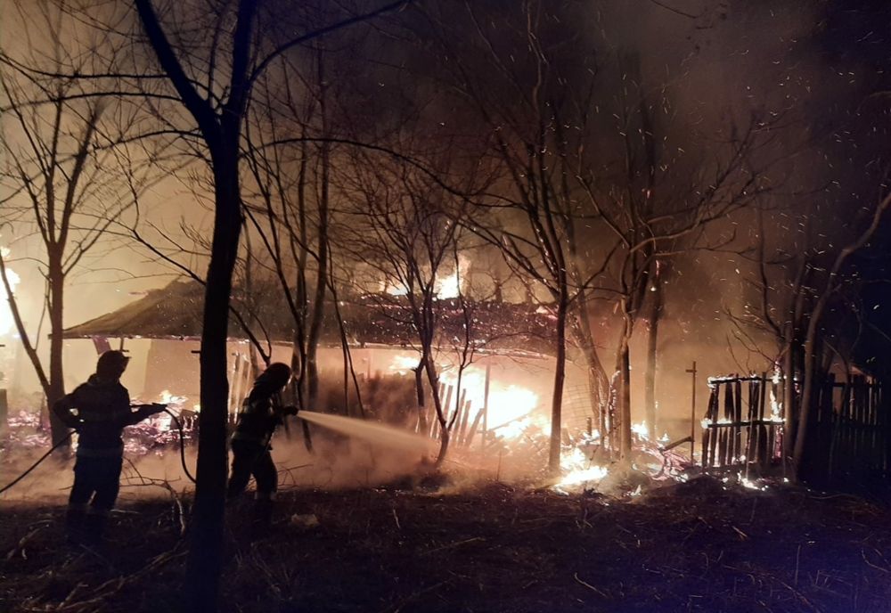 Casă făcută scrum. O femeie transportată la spital