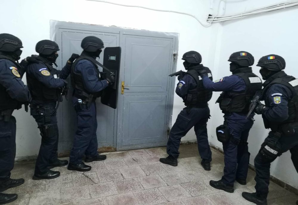 FOTO VIDEO Trezoreria luată cu asalt de jandarmi, polițiști si pompieri