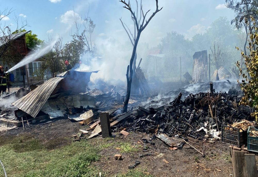 FOTO Incendiu violent la Grindu
