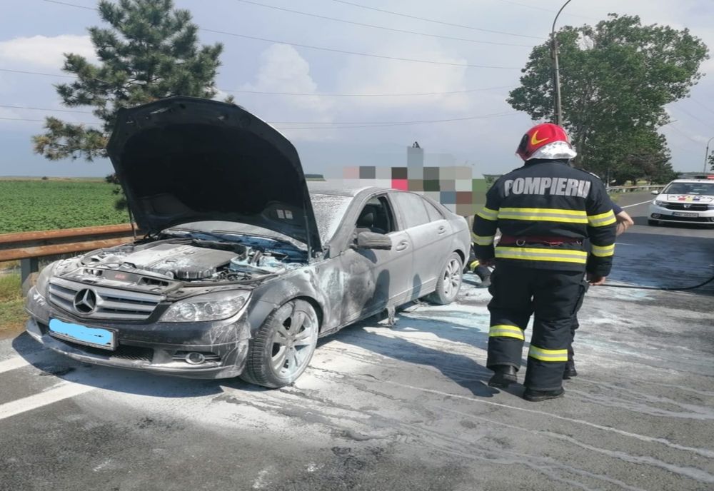 FOTO Mașină în flăcări la stația de taxare de la Giurgeni
