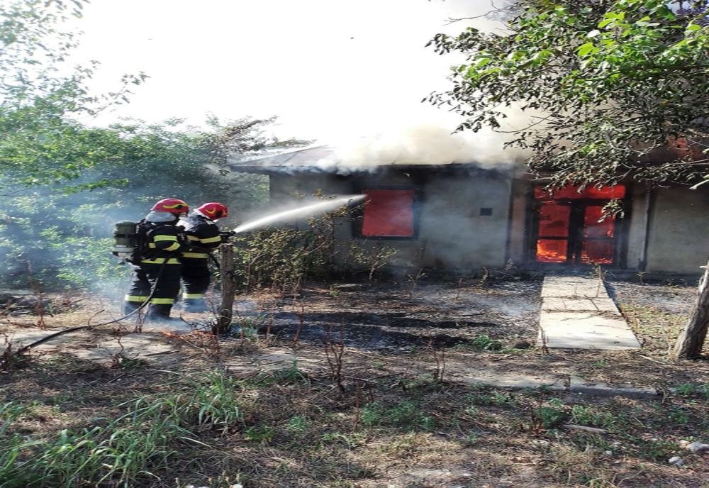 FOTO Casă mistuită de flăcări la Valea Ciorii