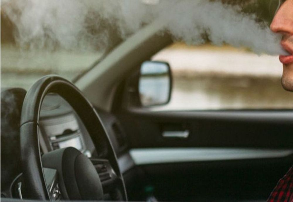 Amețit la volan din cauza consumului de cannabis,  trezit de polițiști