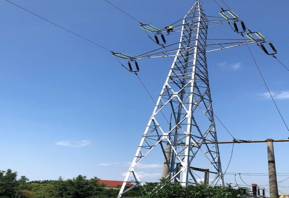 Sinucidere la înălțime. Un bărbat s-a urcat pe un stâlp de tensiune și amenință că se aruncă